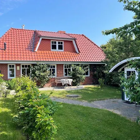 Ferienhaus Haus Benninghusumer Deichweg, Eingezäunt, Hunde Willkommen, Kamin, Ruhig Gelegen, Wlan